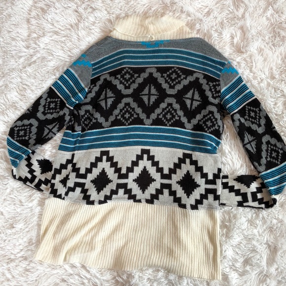❤️3/$15• Winter Aztec Cardigan • - Picture 2 of 2